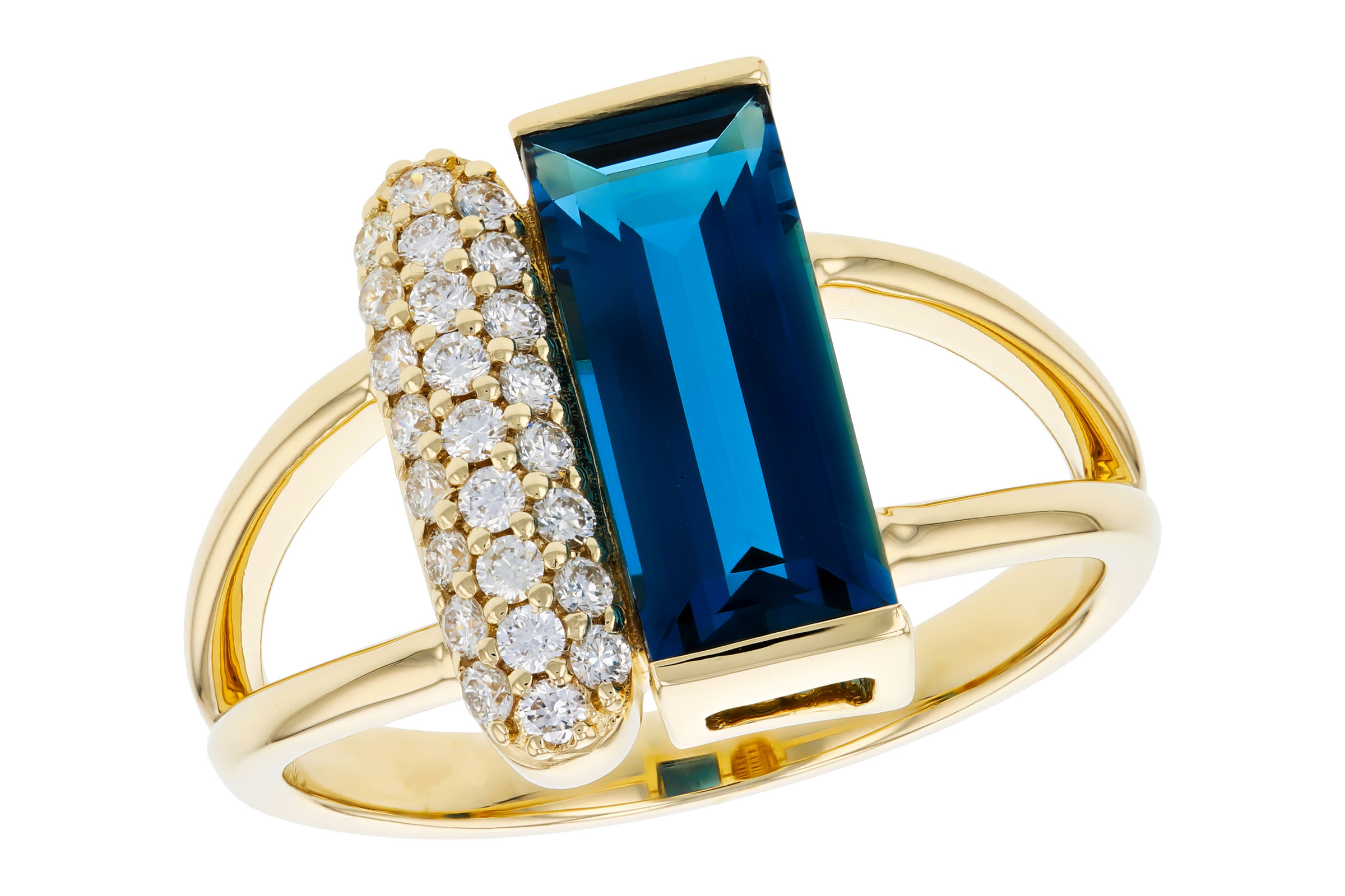E330-47481: LDS RG 2.67 LONDON BLUE TOPAZ 2.92 TGW (12x5MM BT)